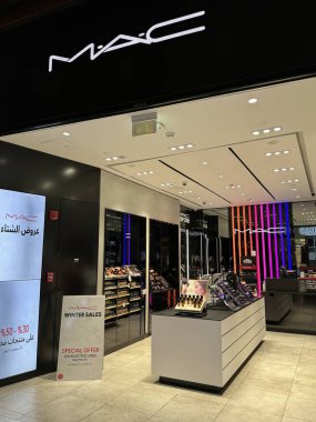 ABU DHABI, BAE - 31 Aralık 2023 'te Abu Dabi' deki Al Maryah Adası 'ndaki Galleria alışveriş merkezindeki MAC mağazası.