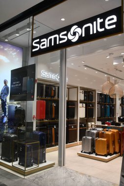ABU DHABI, BAE - 31 Aralık 2023 'te Abu Dabi' deki Al Maryah Adası 'ndaki Galleria alışveriş merkezinde Samsonite mağazası.