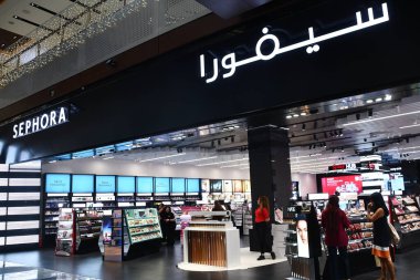 ABU DHABI, BAE - 31 Aralık 2023 'te Abu Dabi' deki Al Maryah Adası 'ndaki Galleria alışveriş merkezindeki Sephora mağazası.