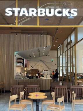 ABU DHABI, BAE - 31 Aralık 2023 'te Abu Dabi' deki Al Maryah Adası 'ndaki Galleria AVM' de Starbucks.