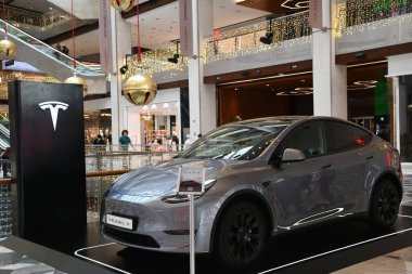ABU DHABI, BAE - 31 Aralık 2023 'te Abu Dabi' deki Al Maryah Adası 'ndaki Galleria AVM' deki Tesla Model Y arabası.
