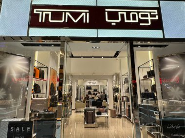 ABU DHABI, BAE - 31 Aralık 2023 'te Abu Dabi' deki Al Maryah Adası 'ndaki Galleria alışveriş merkezindeki Tumi mağazası.