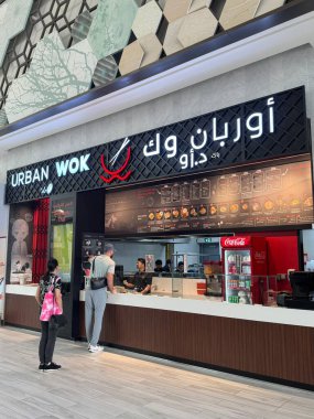ABU DHABI, BAE - 31 Aralık 2023 'te Abu Dabi' deki Al Maryah Adası 'ndaki Galleria AVM' de Urban Wok görüldü..