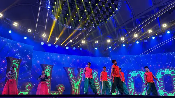 DUBAI, BAE - 28 DEC: Dubai, BAE 'deki Global Village' da Bollywood Show Mektupları, 28 Aralık 2023 'te görüldü. Global Village 'ın dünyanın en büyük turizm, eğlence ve eğlence projesi olduğu iddia ediliyor..