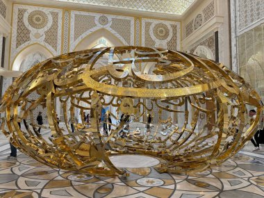 ABU DHABI, BAE - 31 Aralık 2023 'te Abu Dabi, BAE' de Birleşik Arap Emirlikleri 'nin Qasr Al-Watan başkanlık sarayında görülen Kaligrafi Sanatı Parçası.