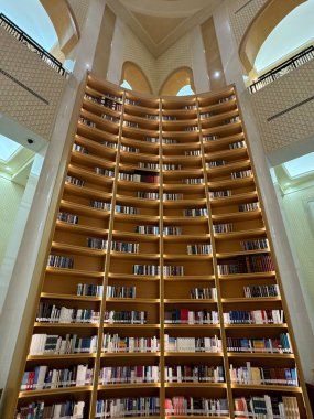 ABU DHABI, BAE - 31 DEC: Qasr Al-Watan Birleşik Arap Emirlikleri Başkanlık Sarayı Kütüphanesi, Abu Dabi, BAE, 31 Aralık 2023 'te görüldüğü gibi.