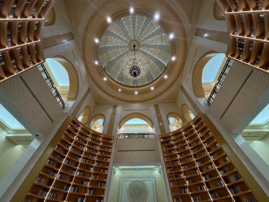 ABU DHABI, BAE - 31 DEC: Qasr Al-Watan Birleşik Arap Emirlikleri Başkanlık Sarayı Kütüphanesi, Abu Dabi, BAE, 31 Aralık 2023 'te görüldüğü gibi.