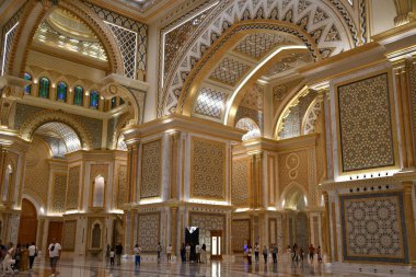 ABU DHABI, BAE - 31 Aralık 2023 'te Abu Dabi, BAE' de Birleşik Arap Emirlikleri 'nin Qasr Al-Watan başkanlık sarayındaki Büyük Salon.