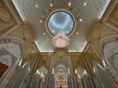 ABU DHABI, BAE - 31 Aralık 2023 'te Abu Dabi, BAE' de Birleşik Arap Emirlikleri 'nin Qasr Al-Watan başkanlık sarayındaki Büyük Salon.