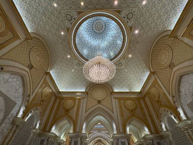ABU DHABI, BAE - 31 Aralık 2023 'te Abu Dabi, BAE' de Birleşik Arap Emirlikleri 'nin Qasr Al-Watan başkanlık sarayındaki Büyük Salon.