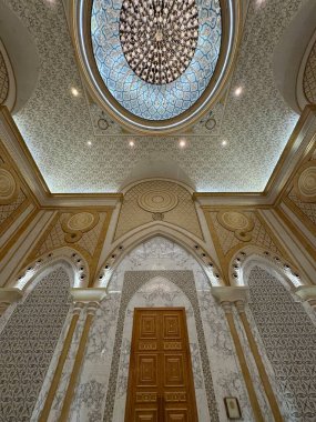 ABU DHABI, BAE - 31 Aralık 2023 'te Abu Dabi, BAE' de Birleşik Arap Emirlikleri 'nin Qasr Al-Watan başkanlık sarayındaki Büyük Salon.