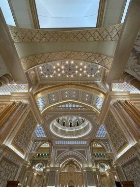 ABU DHABI, BAE - 31 Aralık 2023 'te Abu Dabi, BAE' de Birleşik Arap Emirlikleri 'nin Qasr Al-Watan başkanlık sarayındaki Büyük Salon.