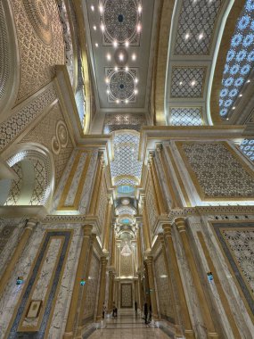 ABU DHABI, BAE - 31 Aralık 2023 'te Abu Dabi, BAE' de Birleşik Arap Emirlikleri 'nin Qasr Al-Watan başkanlık sarayındaki Büyük Salon.
