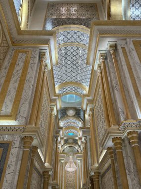 ABU DHABI, BAE - 31 Aralık 2023 'te Abu Dabi, BAE' de Birleşik Arap Emirlikleri 'nin Qasr Al-Watan başkanlık sarayındaki Büyük Salon.