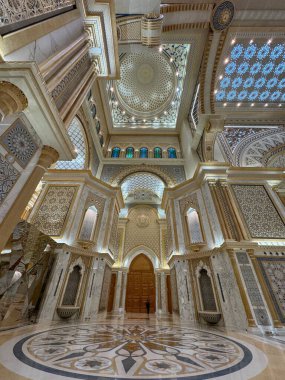 ABU DHABI, BAE - 31 Aralık 2023 'te Abu Dabi, BAE' de Birleşik Arap Emirlikleri 'nin Qasr Al-Watan başkanlık sarayındaki Büyük Salon.