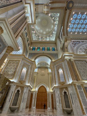 ABU DHABI, BAE - 31 Aralık 2023 'te Abu Dabi, BAE' de Birleşik Arap Emirlikleri 'nin Qasr Al-Watan başkanlık sarayındaki Büyük Salon.