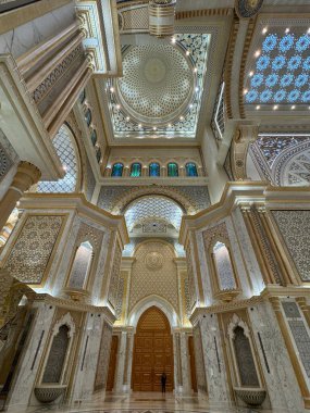 ABU DHABI, BAE - 31 Aralık 2023 'te Abu Dabi, BAE' de Birleşik Arap Emirlikleri 'nin Qasr Al-Watan başkanlık sarayındaki Büyük Salon.