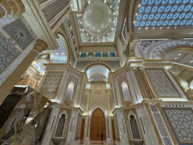 ABU DHABI, BAE - 31 Aralık 2023 'te Abu Dabi, BAE' de Birleşik Arap Emirlikleri 'nin Qasr Al-Watan başkanlık sarayındaki Büyük Salon.