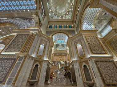 ABU DHABI, BAE - 31 Aralık 2023 'te Abu Dabi, BAE' de Birleşik Arap Emirlikleri 'nin Qasr Al-Watan başkanlık sarayındaki Büyük Salon.