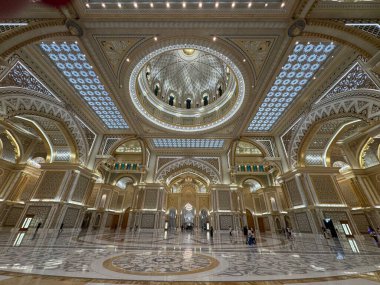 ABU DHABI, BAE - 31 Aralık 2023 'te Abu Dabi, BAE' de Birleşik Arap Emirlikleri 'nin Qasr Al-Watan başkanlık sarayındaki Büyük Salon.