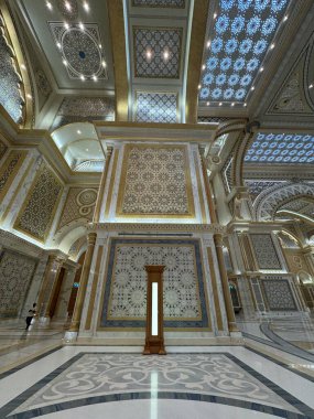 ABU DHABI, BAE - 31 Aralık 2023 'te Abu Dabi, BAE' de Birleşik Arap Emirlikleri 'nin Qasr Al-Watan başkanlık sarayındaki Büyük Salon.