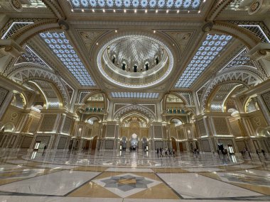 ABU DHABI, BAE - 31 Aralık 2023 'te Abu Dabi, BAE' de Birleşik Arap Emirlikleri 'nin Qasr Al-Watan başkanlık sarayındaki Büyük Salon.