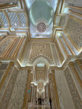 ABU DHABI, BAE - 31 Aralık 2023 'te Abu Dabi, BAE' de Birleşik Arap Emirlikleri 'nin Qasr Al-Watan başkanlık sarayındaki Büyük Salon.