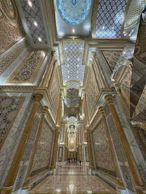 ABU DHABI, BAE - 31 Aralık 2023 'te Abu Dabi, BAE' de Birleşik Arap Emirlikleri 'nin Qasr Al-Watan başkanlık sarayındaki Büyük Salon.