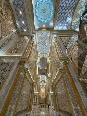 ABU DHABI, BAE - 31 Aralık 2023 'te Abu Dabi, BAE' de Birleşik Arap Emirlikleri 'nin Qasr Al-Watan başkanlık sarayındaki Büyük Salon.