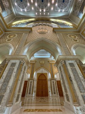 ABU DHABI, BAE - 31 Aralık 2023 'te Abu Dabi, BAE' de Birleşik Arap Emirlikleri 'nin Qasr Al-Watan başkanlık sarayındaki Büyük Salon.