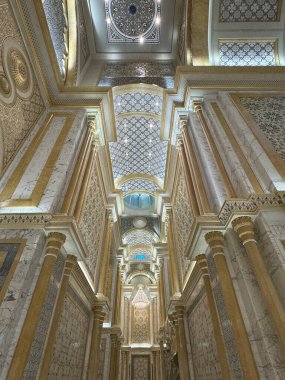 ABU DHABI, BAE - 31 Aralık 2023 'te Abu Dabi, BAE' de Birleşik Arap Emirlikleri 'nin Qasr Al-Watan başkanlık sarayındaki Büyük Salon.