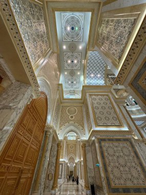 ABU DHABI, BAE - 31 Aralık 2023 'te Abu Dabi, BAE' de Birleşik Arap Emirlikleri 'nin Qasr Al-Watan başkanlık sarayındaki Büyük Salon.