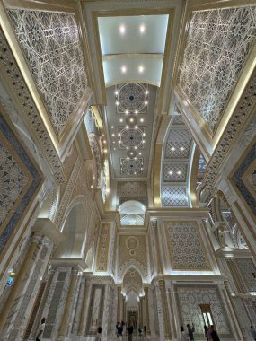 ABU DHABI, BAE - 31 Aralık 2023 'te Abu Dabi, BAE' de Birleşik Arap Emirlikleri 'nin Qasr Al-Watan başkanlık sarayındaki Büyük Salon.