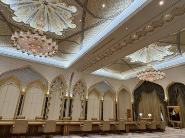 ABU DHABI, BAE - 31 Aralık 2023 'te Abu Dabi, BAE' deki Birleşik Arap Emirlikleri 'nin Qasr Al-Watan başkanlık sarayındaki Toplantı Odası.