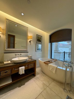 ABU DHABI, BAE - 31 Aralık 2023 'te Abu Dabi, BAE' deki St. Regis Saadiyat Adası Resort 'taki oda.