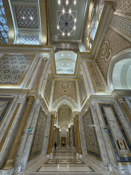 ABU DHABI, BAE - 31 Aralık 2023 'te Abu Dabi, BAE' de Birleşik Arap Emirlikleri 'nin Qasr Al-Watan başkanlık sarayındaki Büyük Salon.