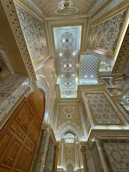 ABU DHABI, BAE - 31 Aralık 2023 'te Abu Dabi, BAE' de Birleşik Arap Emirlikleri 'nin Qasr Al-Watan başkanlık sarayındaki Büyük Salon.