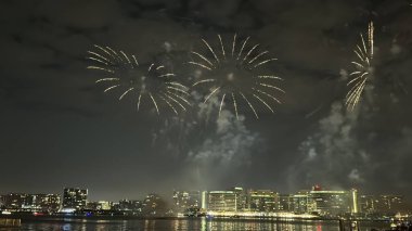 ABU DHABI, BAE - 31 Aralık 2023 'te Abu Dabi, BAE' deki Yas Körfezi Rıhtımı 'nda yeni yıl havai fişekleri.