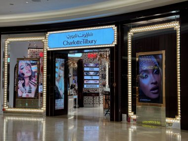 ABU DHABI, 31 Aralık 2023 'te görüldüğü üzere Yas Mall, Abu Dabi, BAE' deki Charlotte Tilbury mağazası..