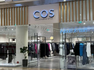 ABU DHABI, 31 Aralık 2023 'te Abu Dabi, BAE' deki Yas Mall, Yas Mall 'daki COS Style Collection of Style mağazasında görüldü..