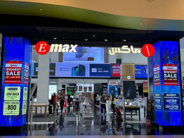 ABU DHABI, 31 Aralık 2023 'te Abu Dabi, BAE' deki Yas Mall 'daki E-Max mağazasında görüldü..