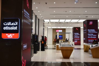 ABU DHABI, 31 Aralık 2023 'te Abu Dabi, BAE' deki Yas Mall 'da Etisalat.