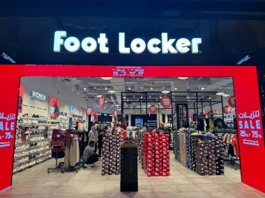ABU DHABI, 31 Aralık 2023 'te Abu Dabi, BAE' deki Yas Mall, Yas Mall 'daki Foot Locker mağazasında görüldü..