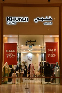 ABU DHABI, 31 Aralık 2023 'te Abu Dabi, BAE' deki Yas Adasındaki Yas Mall 'da Khunji Abayas mağazasında görüldü..
