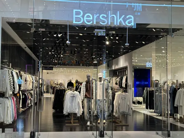 ABU DHABI, 31 Aralık 2023 'te Abu Dabi, BAE' deki Yas Mall 'daki Bershka mağazasında görüldü..