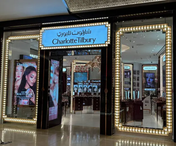 ABU DHABI, 31 Aralık 2023 'te görüldüğü üzere Yas Mall, Abu Dabi, BAE' deki Charlotte Tilbury mağazası..