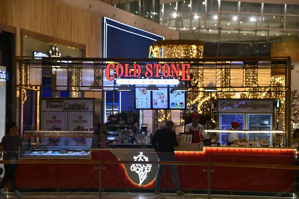 stock image ABU DHABI, DEC 31: Cold Stone Creamery at Yas Mall on Yas Island in Abu Dhabi, UAE, as seen on Dec 31, 2023.