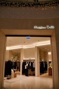 ABU DHABI, 31 Aralık 2023 'te Abu Dabi, BAE' deki Yas Mall, Yas Mall 'da Massimo Dutti mağazası.