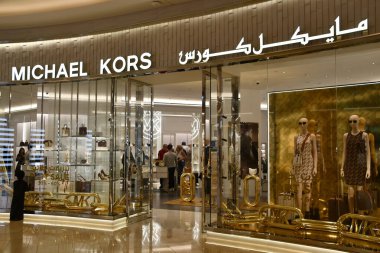 ABU DHABI, 31 Aralık 2023 'te Abu Dabi, BAE' deki Yas Mall 'daki Michael Kors mağazasında görüldü..