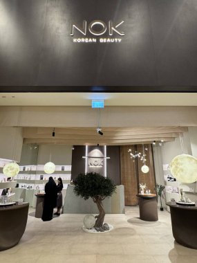 ABU DHABI, 31 Aralık 2023 'te Abu Dabi, BAE' deki Yas Mall, Yas Mall 'da görülen Kore Güzeli.